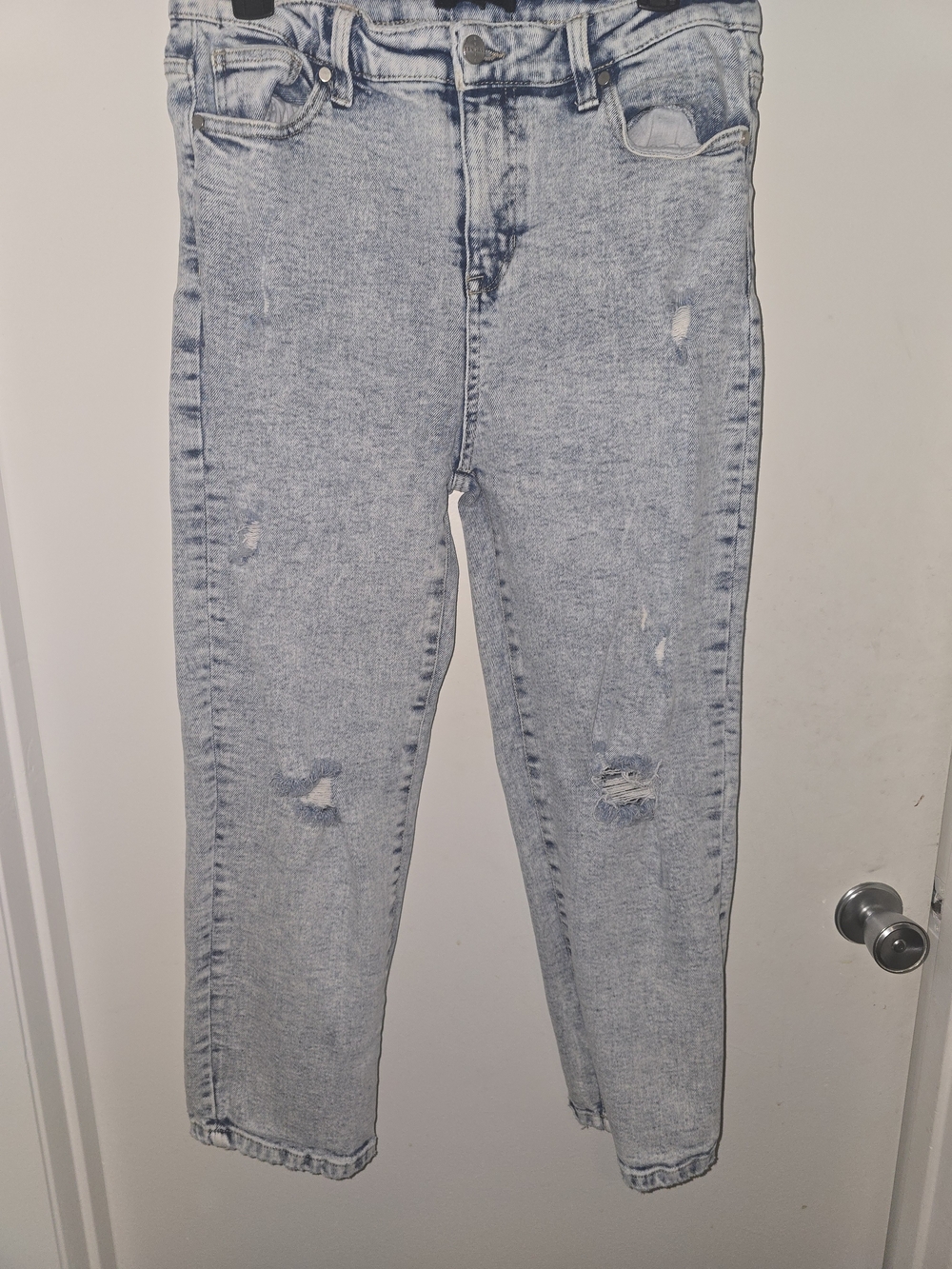 Light Wash Distressed Women’s Jeans
